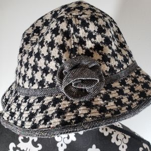 Black and white vintage hat with original tag